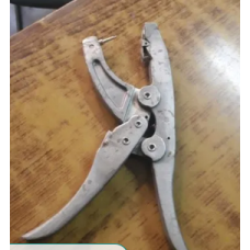 Applicators For Plastic Cattle Ear Tags